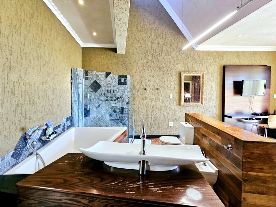 8 Bedroom Property for Sale in Waverley Free State